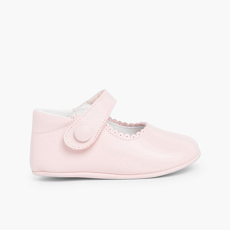 Merceditas para bebé menina de camurça, com sola maleável e fecho de velcro, para um maior conforto e facilidade no momento de as calçar. Este modelo de sapatos para menina é perfeito para completar qualquer outfit.

Calçado bebé Pisamonas – Braga/Vila Verde | Jotitas.
