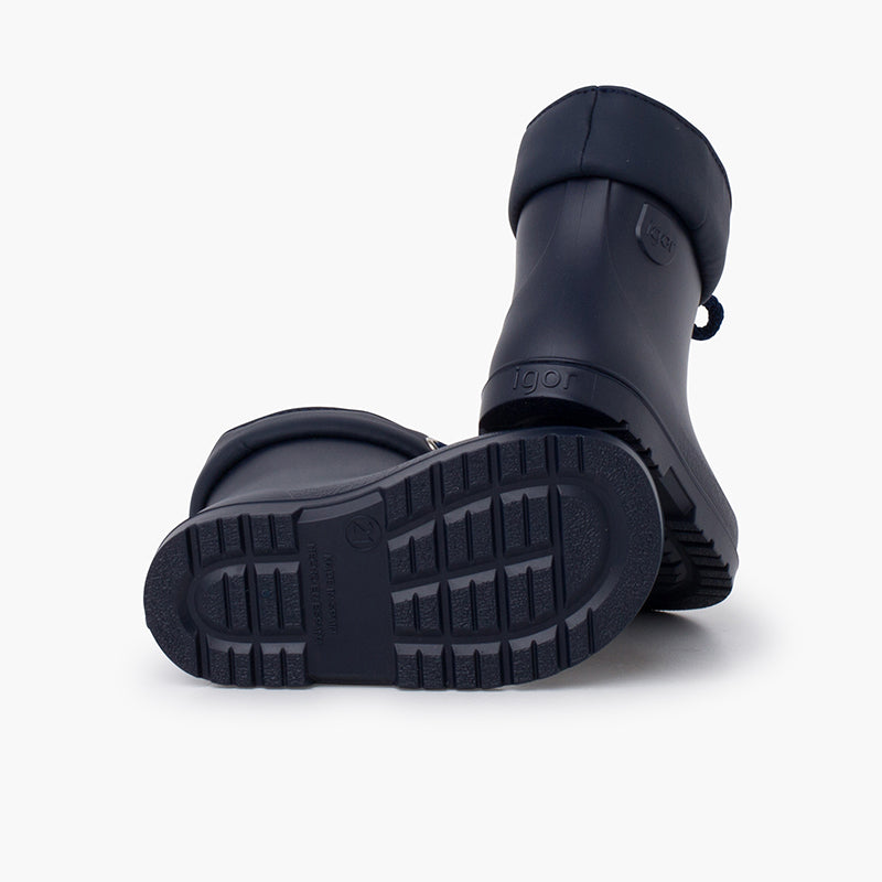 Descubra as novas galochas barefoot para crianças da Igor.

Fabricadas com materiais de qualidade, estas galochas são ideais para os dias de chuva, e para o uso diário na escola, dadas as suas características barefoot, que garantem conforto desde o momento em que são calçadas e durante todo o dia.

Com sola plana e flexível, têm uma biqueira com amplo espaço para os dedos e fecho ajustável com um cordão regulável para evitar a entrada inesperada de água.&nbsp;Além disso, possuem palmilha removível, que faci