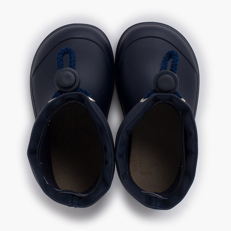 Descubra as novas galochas barefoot para crianças da Igor.

Fabricadas com materiais de qualidade, estas galochas são ideais para os dias de chuva, e para o uso diário na escola, dadas as suas características barefoot, que garantem conforto desde o momento em que são calçadas e durante todo o dia.

Com sola plana e flexível, têm uma biqueira com amplo espaço para os dedos e fecho ajustável com um cordão regulável para evitar a entrada inesperada de água.&nbsp;Além disso, possuem palmilha removível, que faci