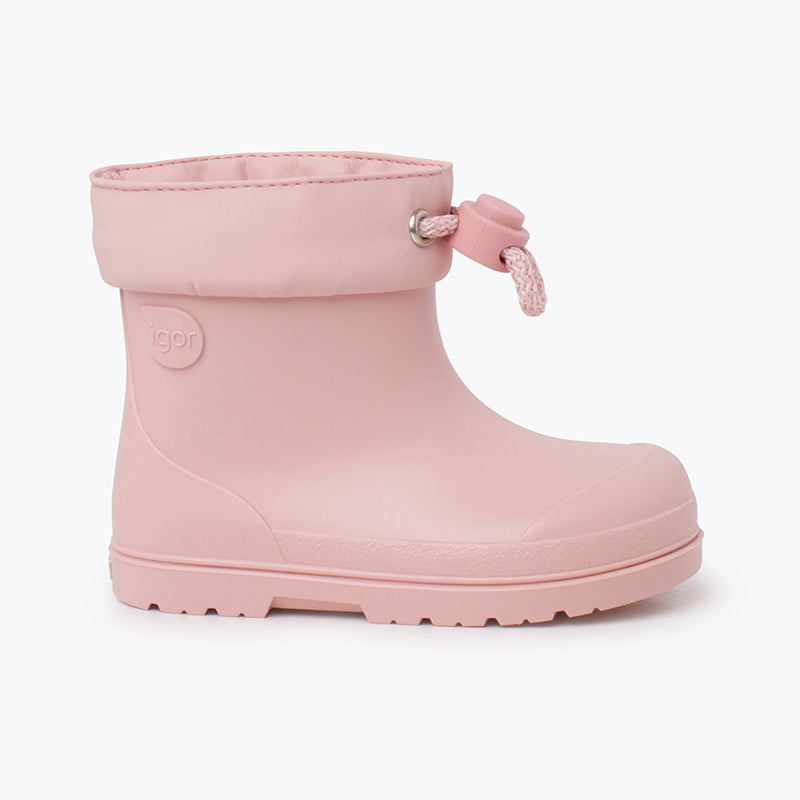 Descubra as novas galochas barefoot para crianças da Igor.

Fabricadas com materiais de qualidade, estas galochas são ideais para os dias de chuva, e para o uso diário na escola, dadas as suas características barefoot, que garantem conforto desde o momento em que são calçadas e durante todo o dia.

Com sola plana e flexível, têm uma biqueira com amplo espaço para os dedos e fecho ajustável com um cordão regulável para evitar a entrada inesperada de água.&nbsp;Além disso, possuem palmilha removível, que faci