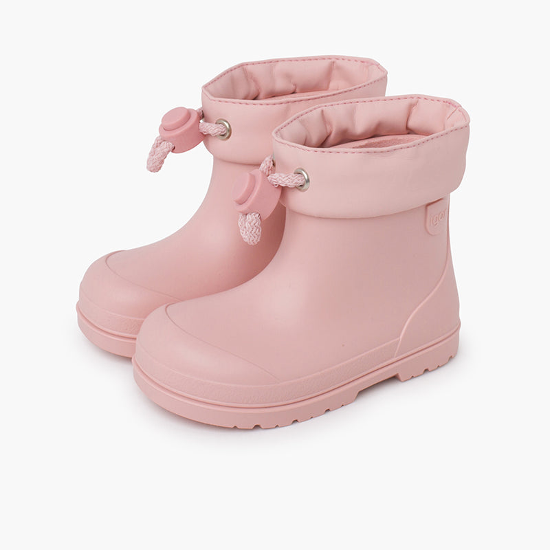 Descubra as novas galochas barefoot para crianças da Igor.

Fabricadas com materiais de qualidade, estas galochas são ideais para os dias de chuva, e para o uso diário na escola, dadas as suas características barefoot, que garantem conforto desde o momento em que são calçadas e durante todo o dia.

Com sola plana e flexível, têm uma biqueira com amplo espaço para os dedos e fecho ajustável com um cordão regulável para evitar a entrada inesperada de água.&nbsp;Além disso, possuem palmilha removível, que faci