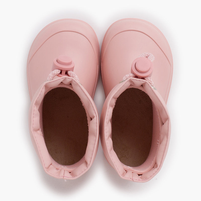 Descubra as novas galochas barefoot para crianças da Igor.

Fabricadas com materiais de qualidade, estas galochas são ideais para os dias de chuva, e para o uso diário na escola, dadas as suas características barefoot, que garantem conforto desde o momento em que são calçadas e durante todo o dia.

Com sola plana e flexível, têm uma biqueira com amplo espaço para os dedos e fecho ajustável com um cordão regulável para evitar a entrada inesperada de água.&nbsp;Além disso, possuem palmilha removível, que faci