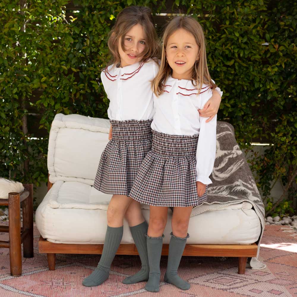 Um clássico reinventado para a época mais mágica do ano, esta saia é a cara da época natalícia!

Esta saia xadrez da Pukatuka, com cós elástico suave, foi pensada para o Natal — desde a consoada em família até àquela fotografia que vai ficar para sempre.
Perfeita para usar sozinha ou com peças coordenadas para irmãos e primos (disponível jardineira, fofo e tapa fraldas no mesmo padrão, para um matchy-matchy perfeito.&nbsp;

Coleção de Natal Jotitas – disponível online e na loja física em Vila Verde, Braga.