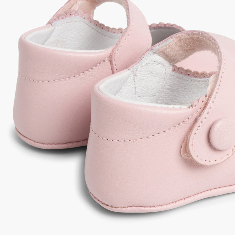 Merceditas para bebé menina de camurça, com sola maleável e fecho de velcro, para um maior conforto e facilidade no momento de as calçar. Este modelo de sapatos para menina é perfeito para completar qualquer outfit

Calçado bebé Pisamonas – Braga/Vila Verde | Jotitas