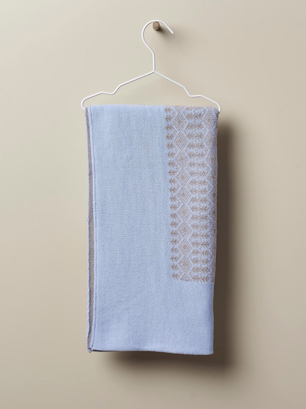 Manta com jacquard tricotada em lã merino
