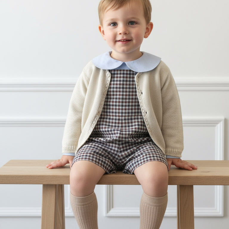 Um clássico reinventado para a época mais mágica do ano, esta peça é a cara da época natalícia!

Estas jardineiras em calção em xadrez da Pukatuka foram pensadas para o Natal — desde a consoada em família até àquela fotografia que vai ficar para sempre.
Perfeitas para bebé e criança: Para usar sozinhas ou com peças coordenadas para irmãos e primos (disponível tapa fraldas, fofo e saia no mesmo padrão, para um matchy-matchy perfeito).&nbsp;

Da&nbsp;coleção de Natal Jotitas&nbsp;– disponível online e na loja