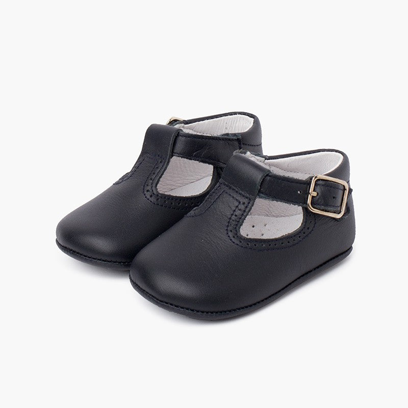 Sapatos de fivela para bebé fabricados em pele. Sem sola para pré-andantes, adequados para qualquer altura do ano.

Pisamonas – calçado bebé Pisamonas – Braga/Vila Verde | Jotitas