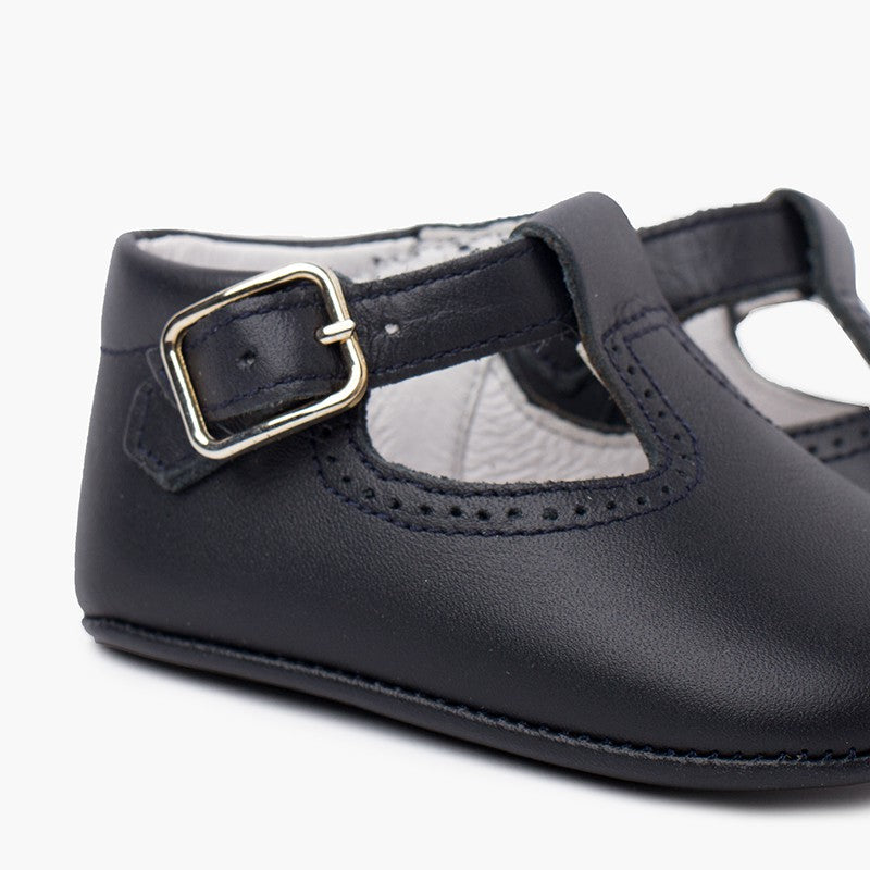 Sapatos de fivela para bebé fabricados em pele. Sem sola para pré-andantes, adequados para qualquer altura do ano.

Pisamonas – calçado bebé Pisamonas – Braga/Vila Verde | Jotitas