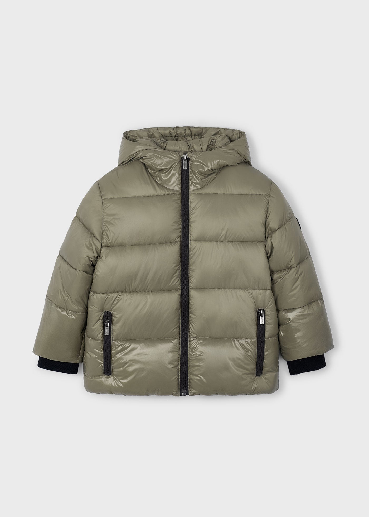 Blusão Mayoral de manga comprida para menino. Gola com capuz. Aperta na frente com fecho no centro. Exterior têxtil com efeito acolchoado. Parte de baixo com elástico para um melhor ajuste. Bolsos funcionais na frente.


Disponível online e na loja física em Vila Verde, Braga.