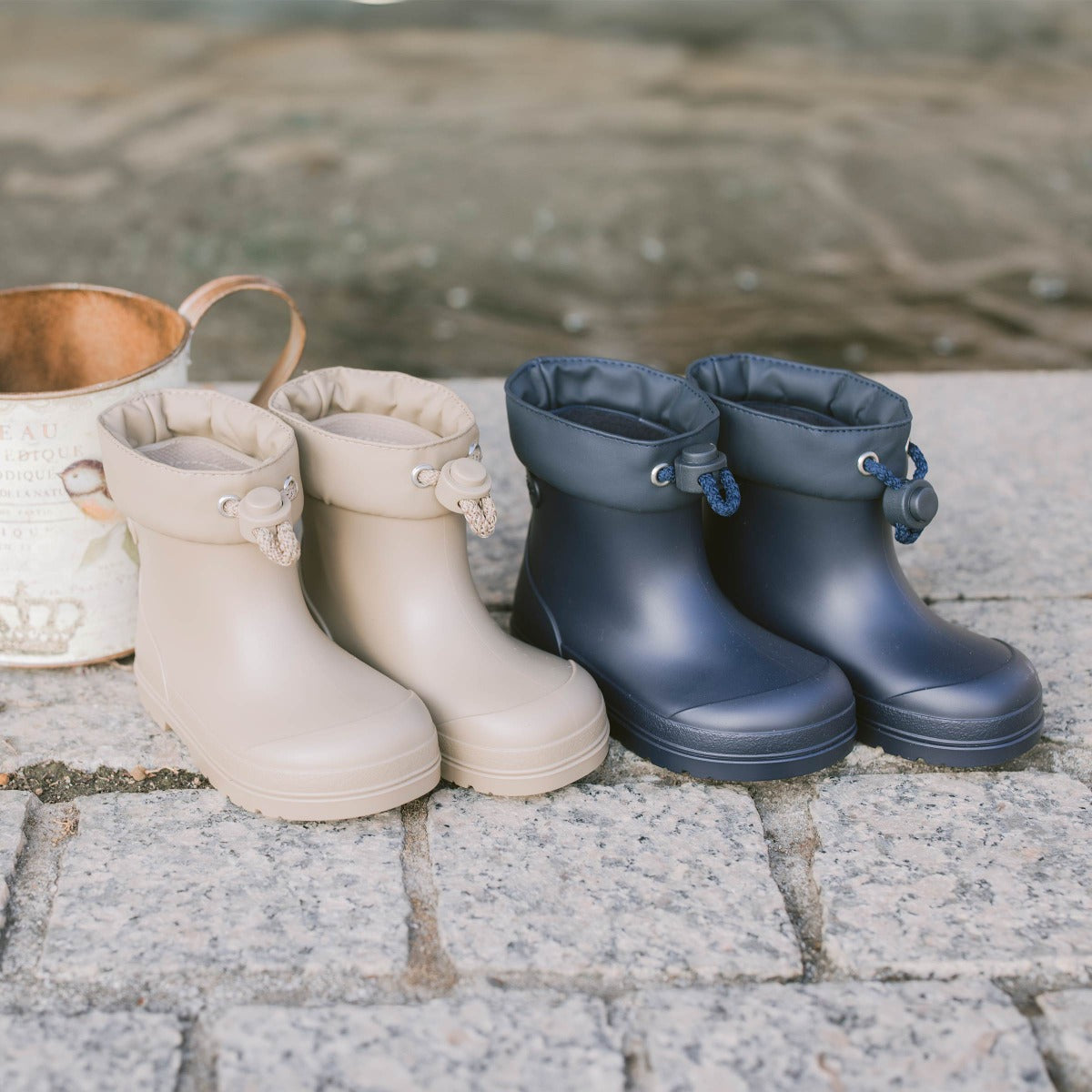 Descubra as novas galochas barefoot para crianças da Igor.

Fabricadas com materiais de qualidade, estas galochas são ideais para os dias de chuva, e para o uso diário na escola, dadas as suas características barefoot, que garantem conforto desde o momento em que são calçadas e durante todo o dia.

Com sola plana e flexível, têm uma biqueira com amplo espaço para os dedos e fecho ajustável com um cordão regulável para evitar a entrada inesperada de água.&nbsp;Além disso, possuem palmilha removível, que faci