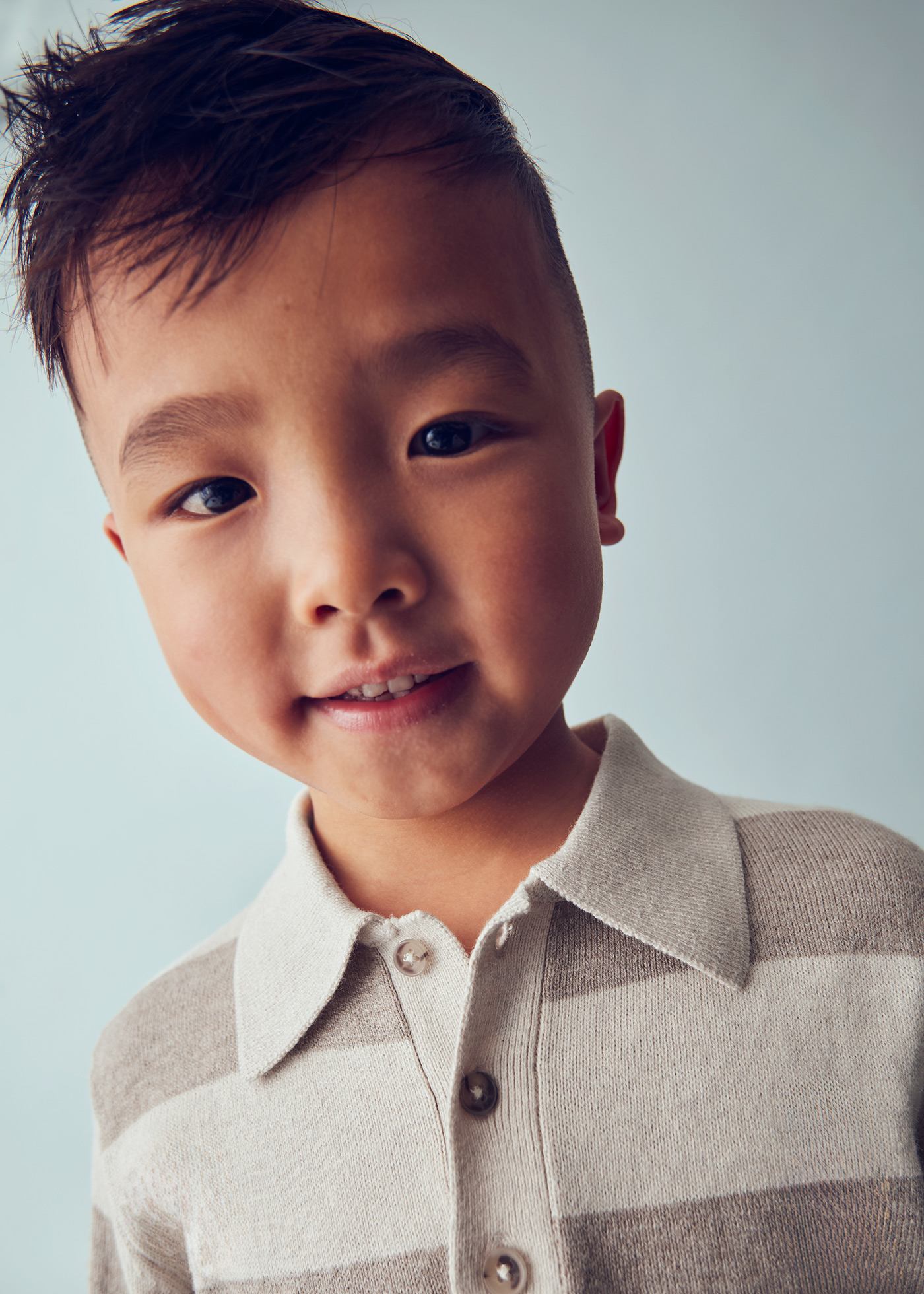 Polo Mayoral de manga comprida para criança. Um modelo clássico, que aperta com botões na parte da frente. Tecido de ponto tricô suave.
Disponível online e na loja física em Vila Verde (Braga).