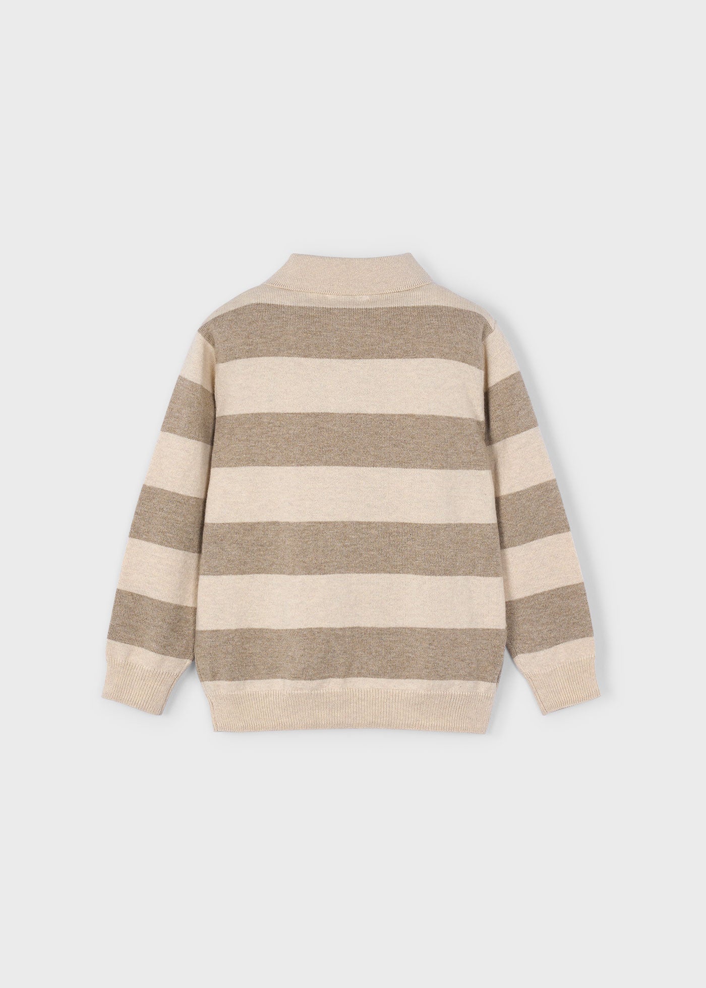 Polo Mayoral de manga comprida para criança. Um modelo clássico, que aperta com botões na parte da frente. Tecido de ponto tricô suave.
Disponível online e na loja física em Vila Verde (Braga).