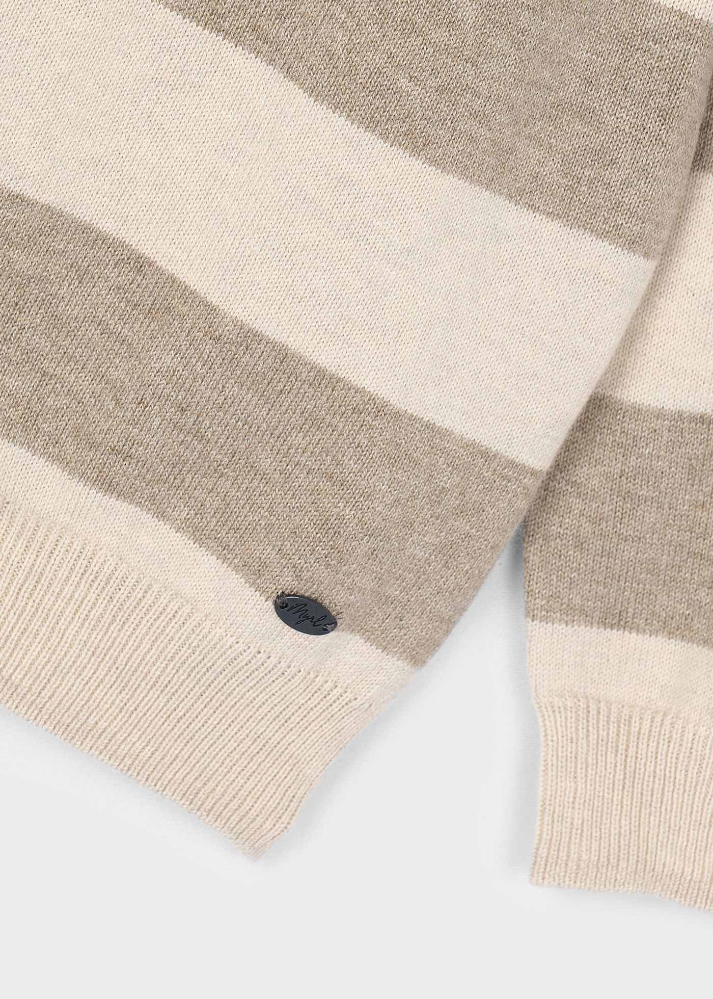 Polo Mayoral de manga comprida para criança. Um modelo clássico, que aperta com botões na parte da frente. Tecido de ponto tricô suave.
Disponível online e na loja física em Vila Verde (Braga).