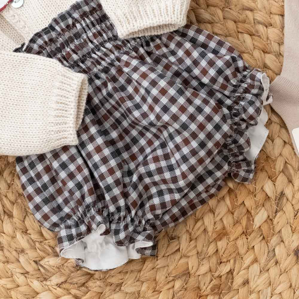 Um clássico reinventado para a época mais mágica do ano, esta peça é a cara da época natalícia!

Este tapa fraldas em&nbsp;xadrez da Pukatuka, com cós elástico suave, foi pensado para o Natal — desde a consoada em família até àquela fotografia que vai ficar para sempre.
Perfeito para usar sozinha ou com peças coordenadas para irmãos e primos (disponível jardineira, fofo e saia no mesmo padrão, para um matchy-matchy perfeito.&nbsp;
Coleção de Natal Jotitas– online e na loja física em Vila Verde, Braga.