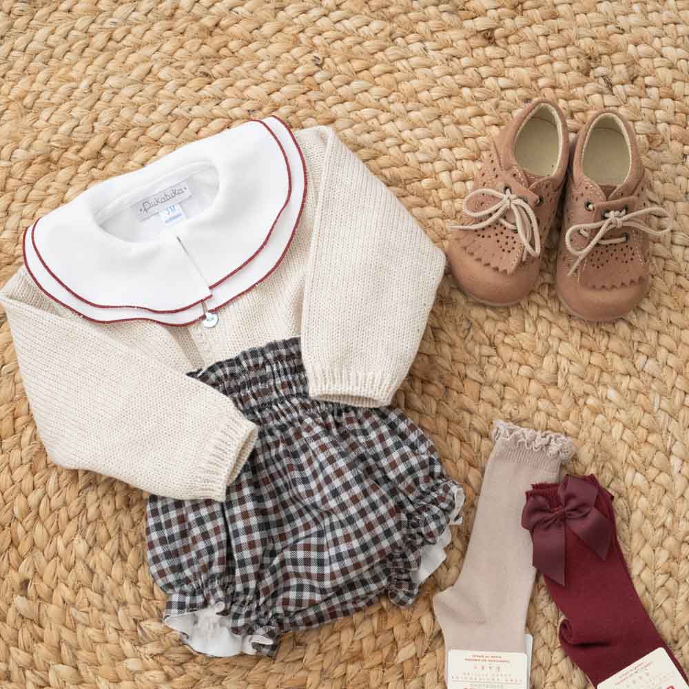 Um clássico reinventado para a época mais mágica do ano, esta peça é a cara da época natalícia!

Este tapa fraldas em&nbsp;xadrez da Pukatuka, com cós elástico suave, foi pensado para o Natal — desde a consoada em família até àquela fotografia que vai ficar para sempre.
Perfeito para usar sozinha ou com peças coordenadas para irmãos e primos (disponível jardineira, fofo e saia no mesmo padrão, para um matchy-matchy perfeito.&nbsp;
Coleção de Natal Jotitas– online e na loja física em Vila Verde, Braga.