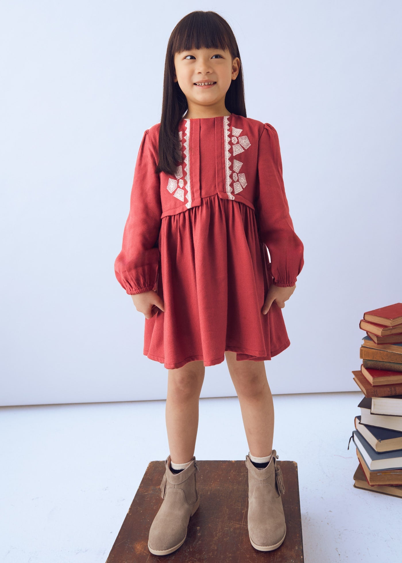 Vestido com detalhes bordados Mayoral